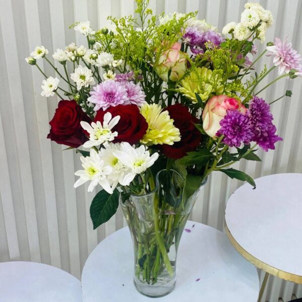 Bouquet de fleurs mixte avec vase