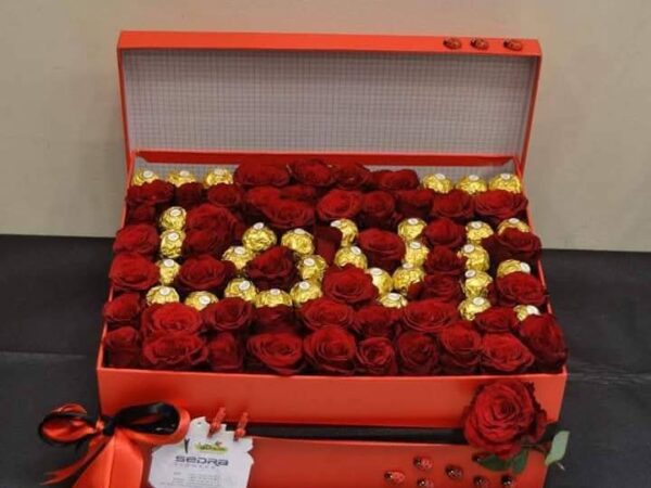 Box carré rose rouge avec chocolat