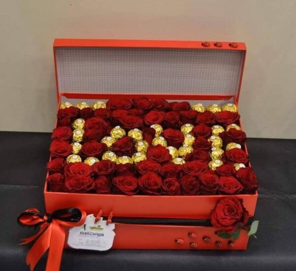 Box carré rose rouge avec chocolat