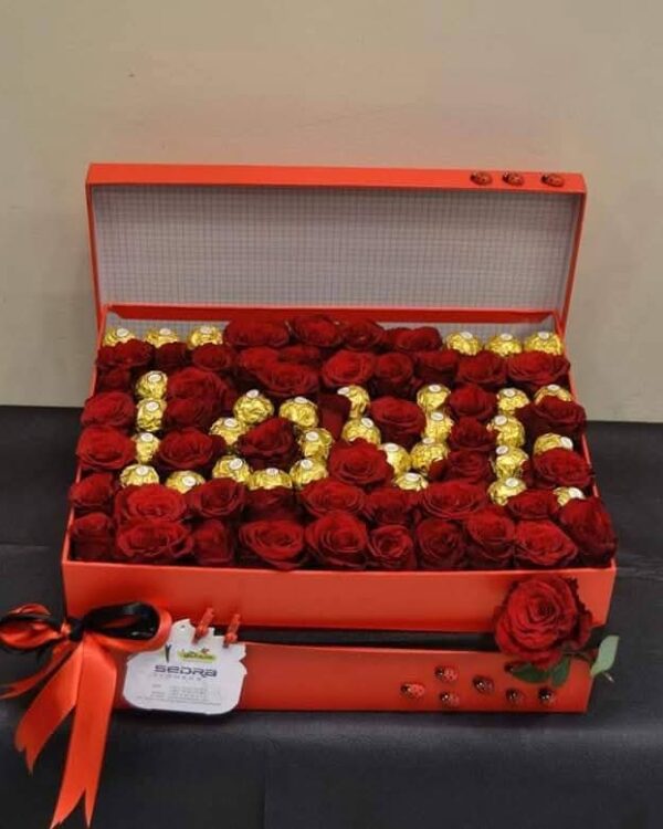 Box carré rose rouge avec chocolat