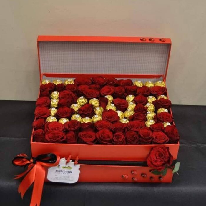 Box carré rose rouge avec chocolat