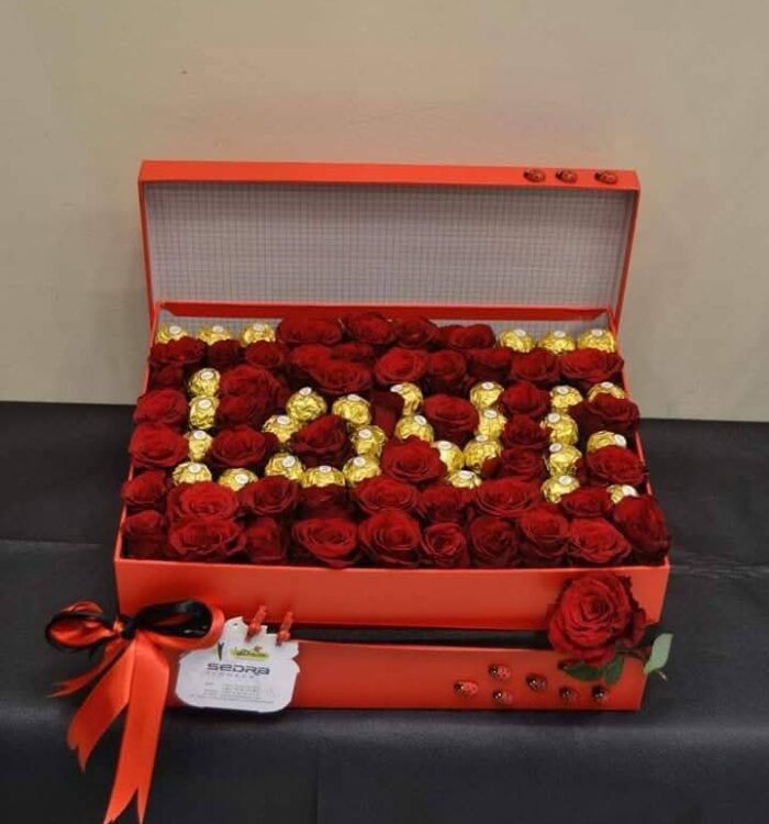 Box carré rose rouge avec chocolat