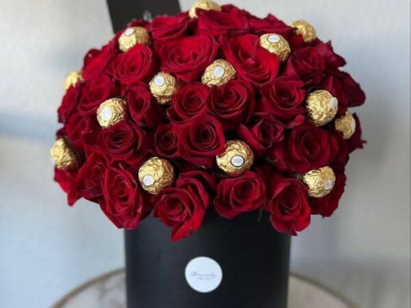 Box rose rouge avec chocolat