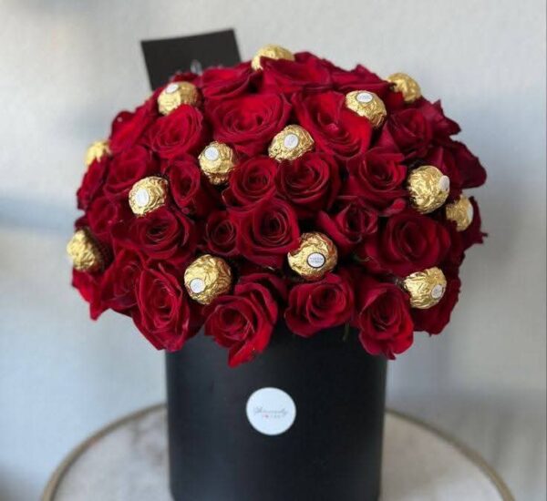 Box rose rouge avec chocolat