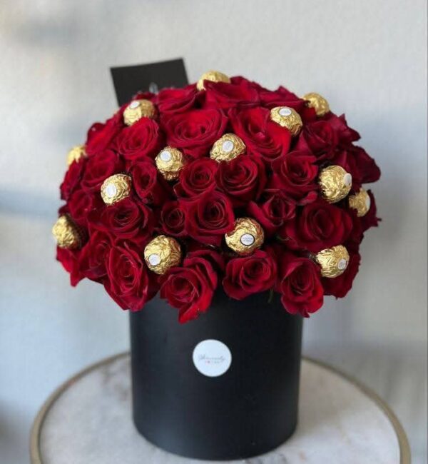 Box rose rouge avec chocolat