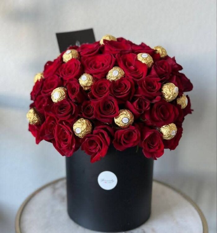 Box rose rouge avec chocolat